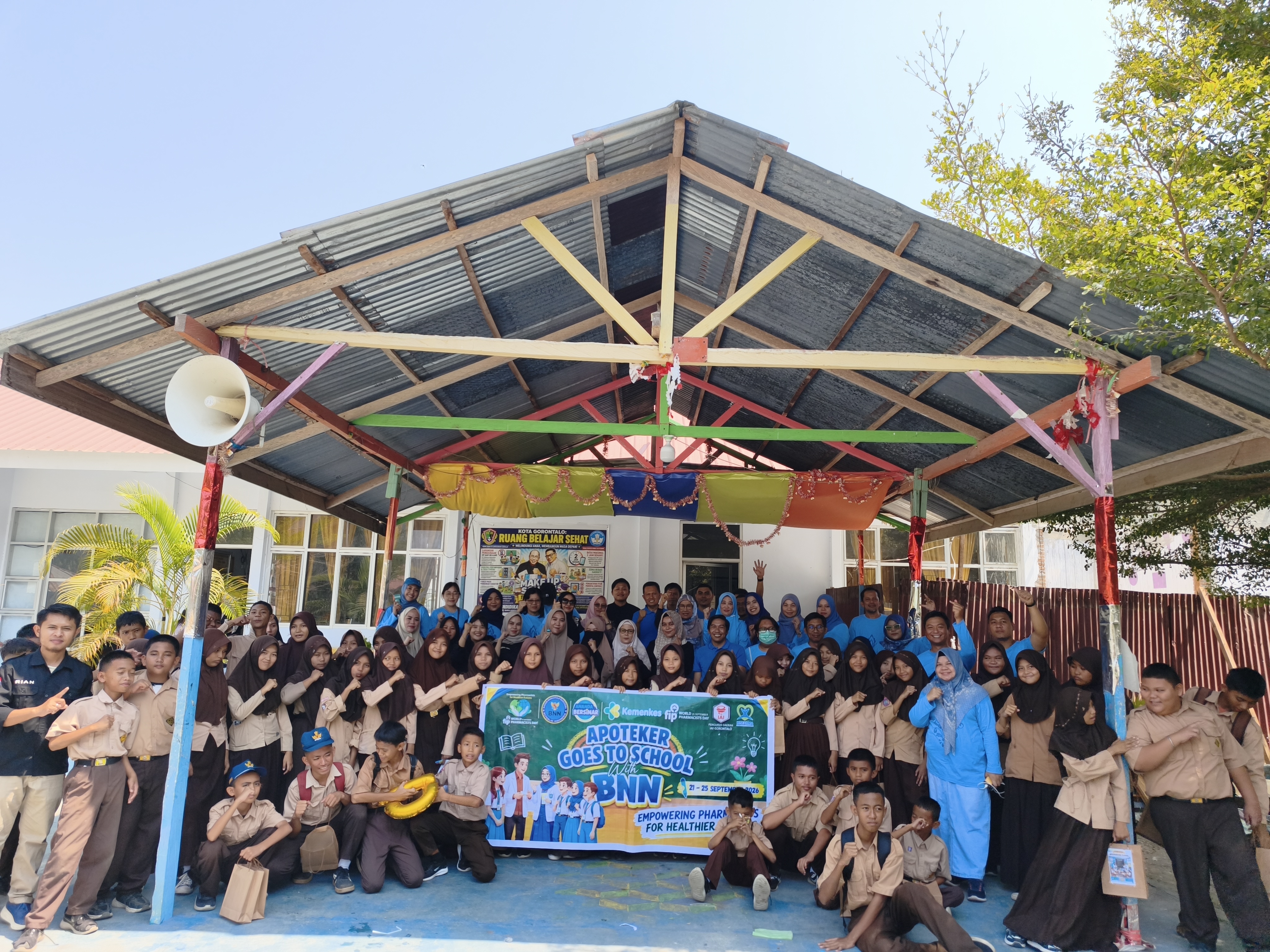Apoteker Goes to School di SMP Negeri 11 Kota Timur Kota Gorontalo, Siswa Belajar DAGUSIBU dan Bahaya Obat Terlarang