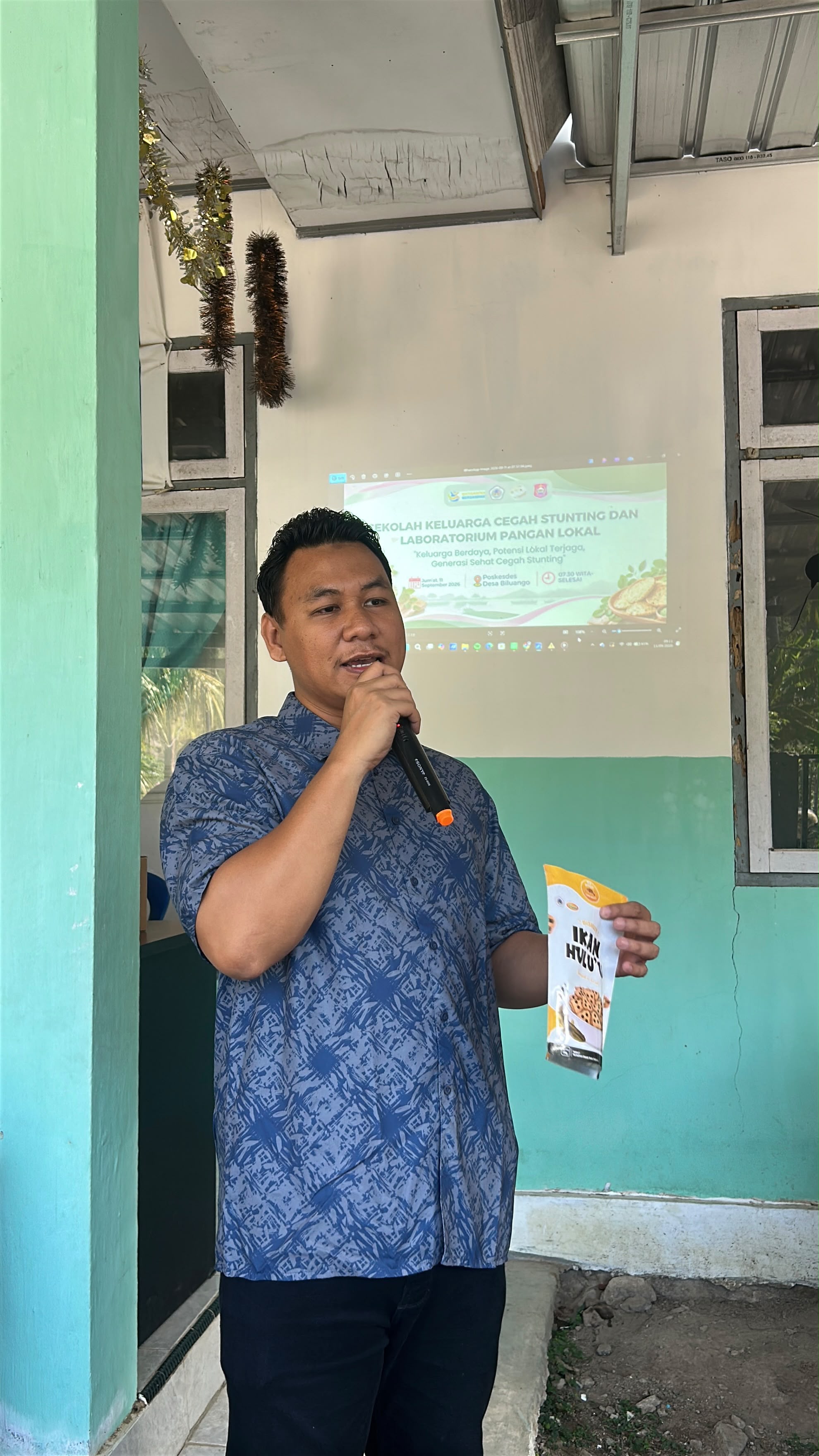Cegah Stunting di Gorontalo, Dosen Farmasi UNG Kenalkan Inovasi Biskuit Ikan Hulu'u Danau Limboto di Desa Biluango