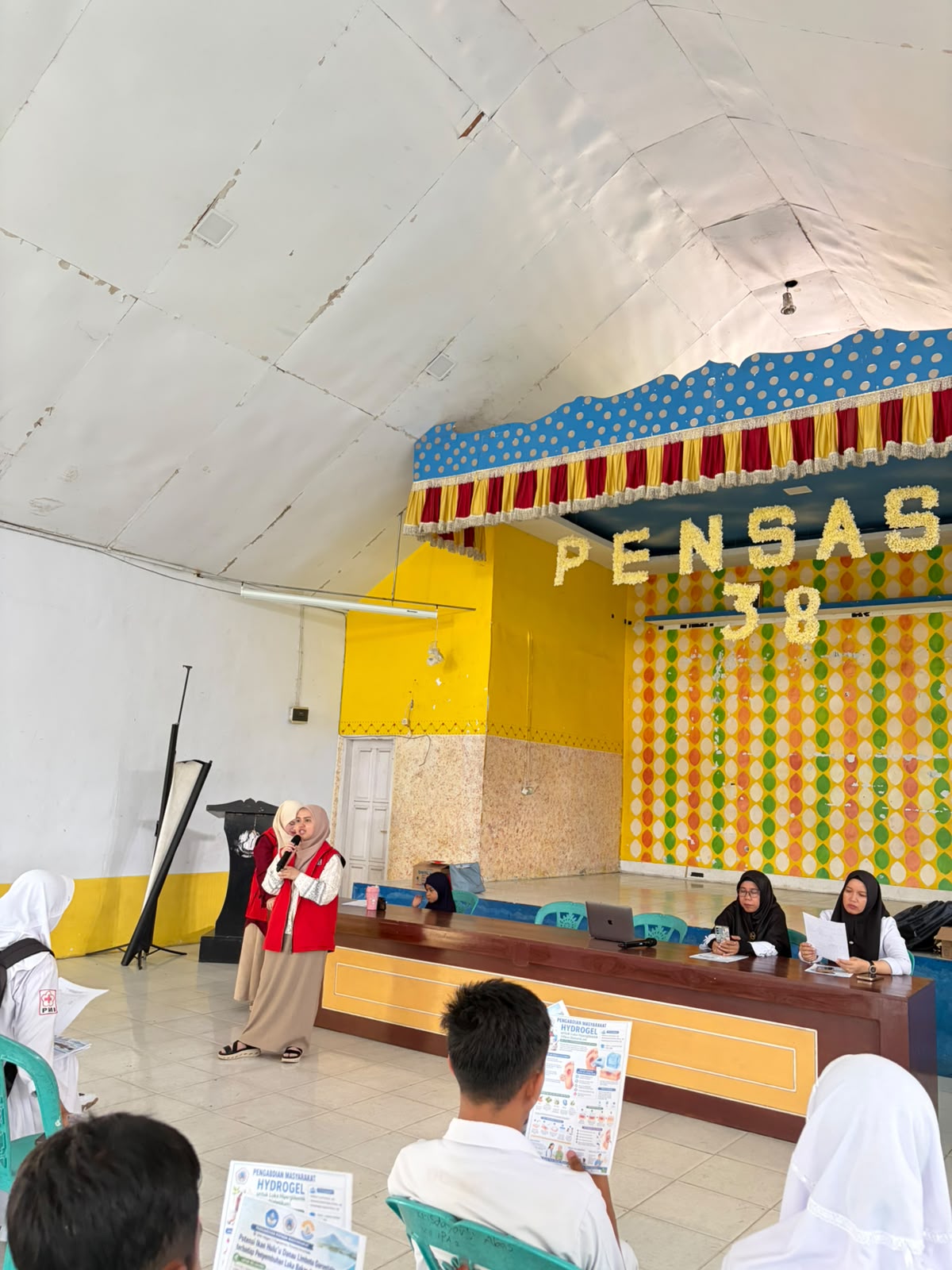 Edukasi Penggunaan Kosmetik yang Aman melalui Pengenalan Hydrogel di SMA Negeri 1 Paguyaman