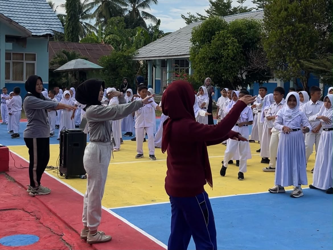 Senam Sehat Bersama Mahasiswa KKN-PK UNG Desa Reksonegoro dan Siswa SDN 25 Tibawa Tingkatkan Semangat Hidup Aktif Sejak Dini