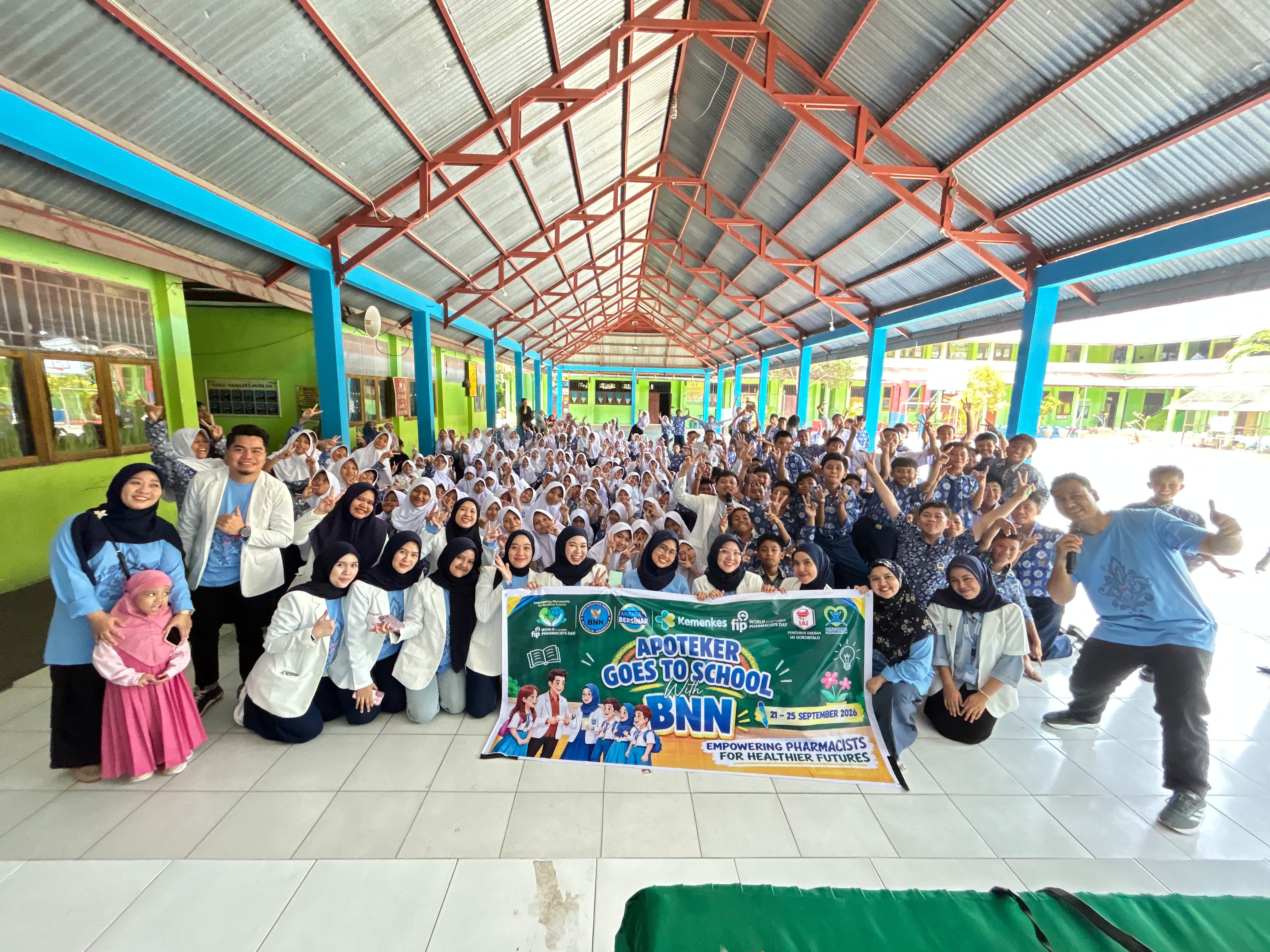 Edukasi Obat Sejak Dini, 16 Apoteker di Gorontalo Gelar "Apoteker Goes to School with BNN" di SMP Negeri 2 Sambut World Pharmacist Day