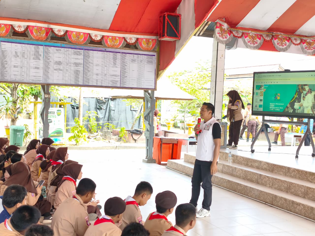 Apoteker Gorontalo Kenalkan DAGUSIBU kepada Siswa Baru SMAN 3 Kota Gorontalo